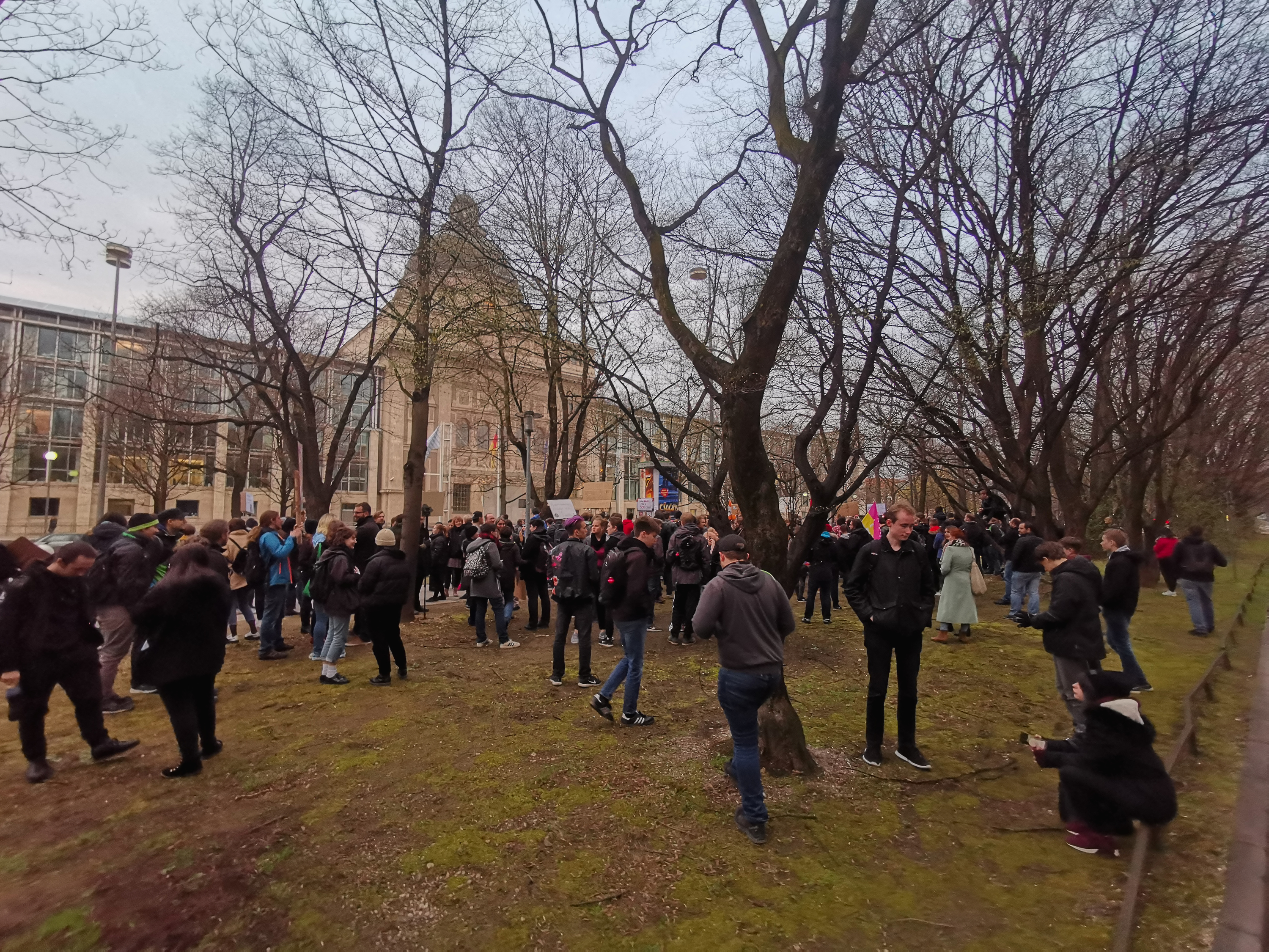 Spontandemo gegenüber der Staatskanzlei