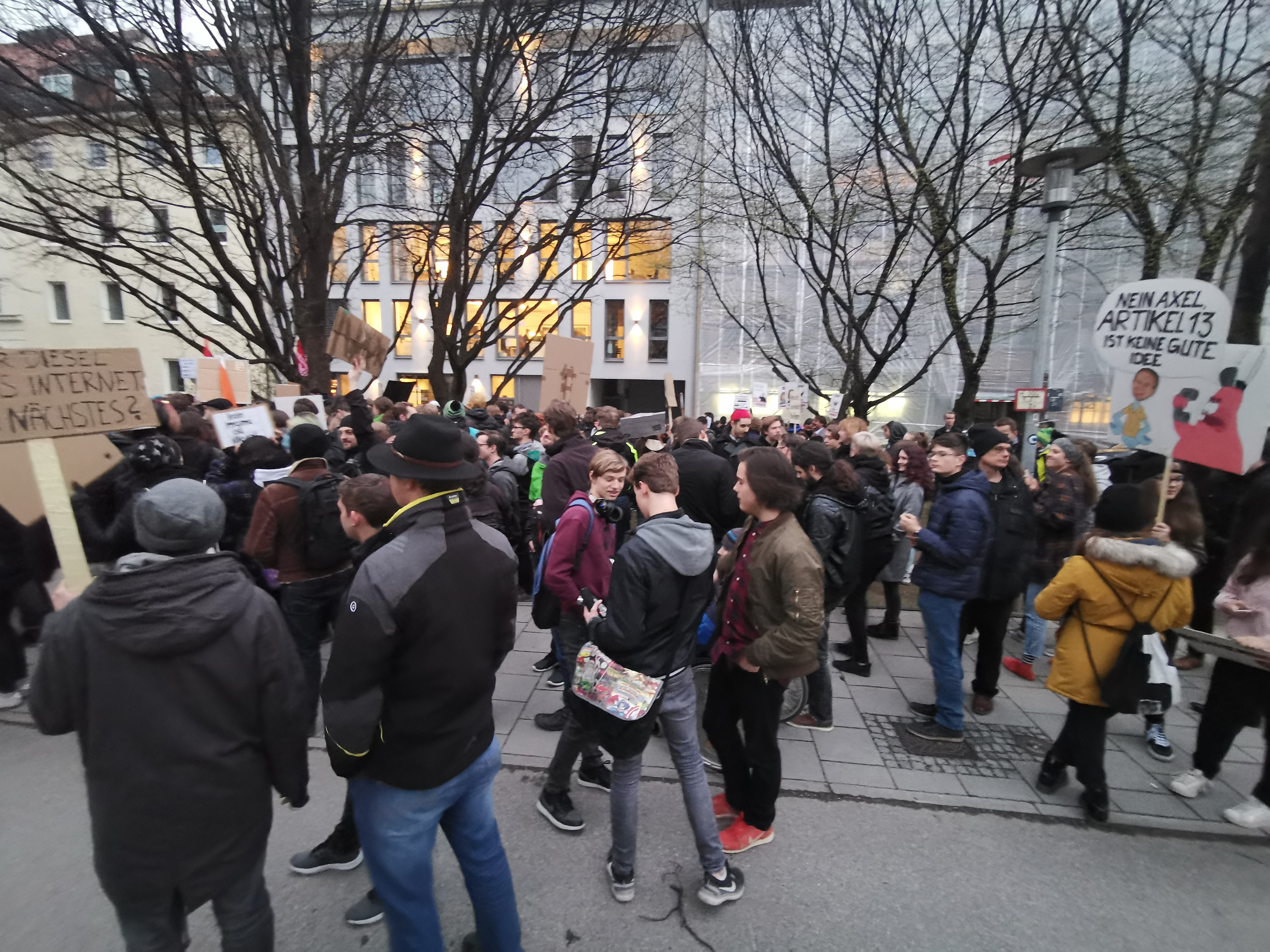 Spontandemo gegenüber der Staatskanzlei