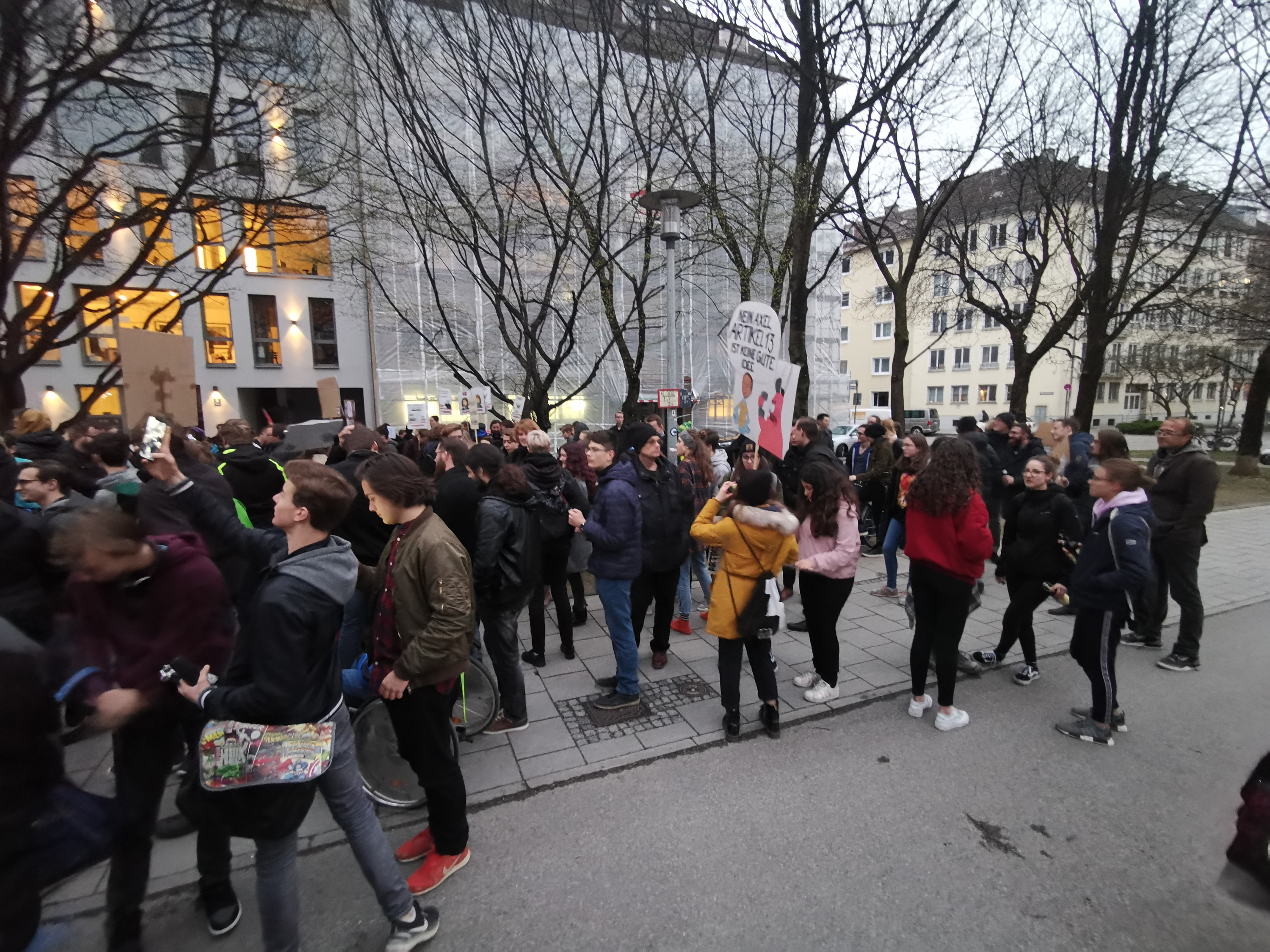 Spontandemo gegenüber der Staatskanzlei